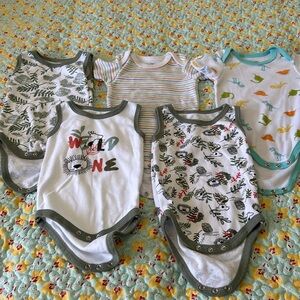 🐻3 For $20🐻Bundle of Five Onesies 6-9 Months 3 Baby Gear 2 Mon Cheri EUC